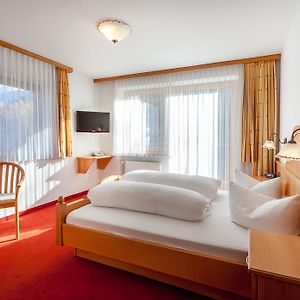 Zimmer mit Kingsize-Bett